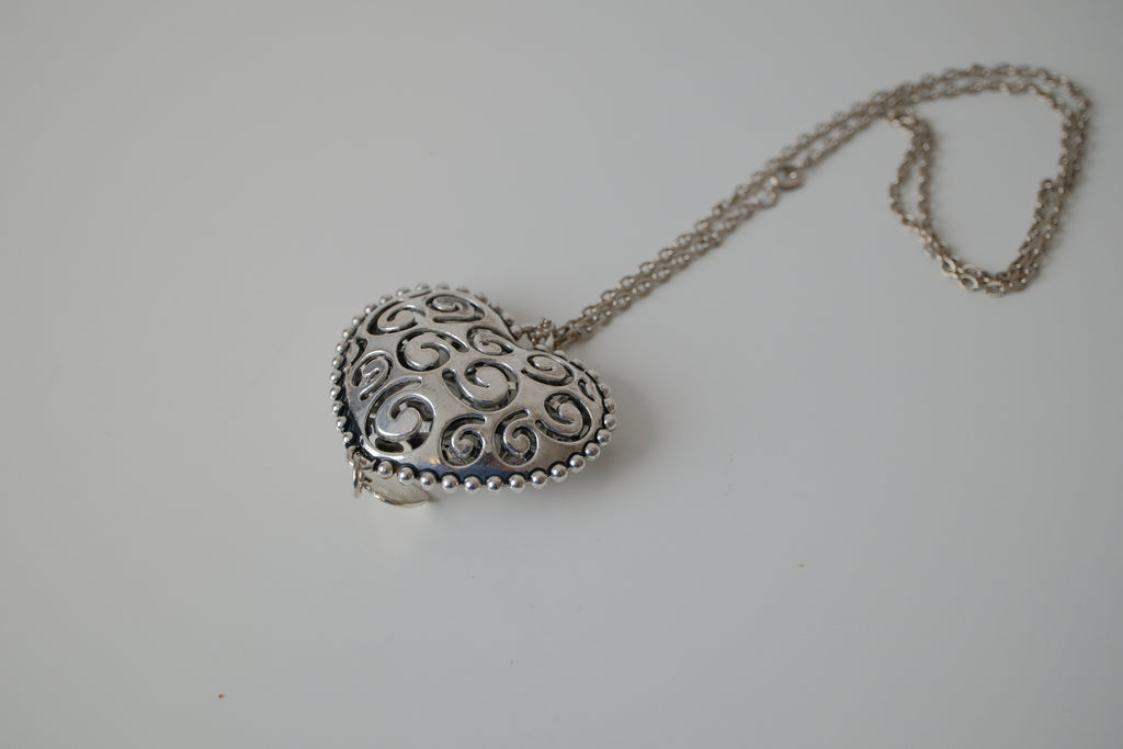 Open work filigree heart pendant necklace