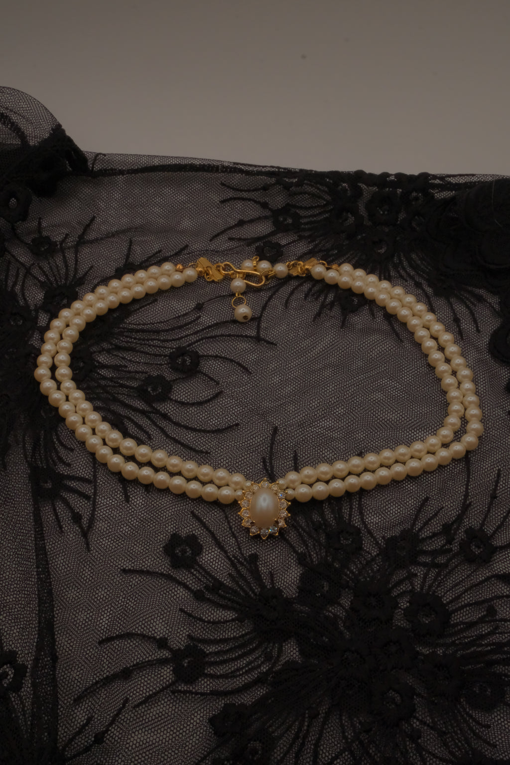 Vintage double-strand pearl necklace