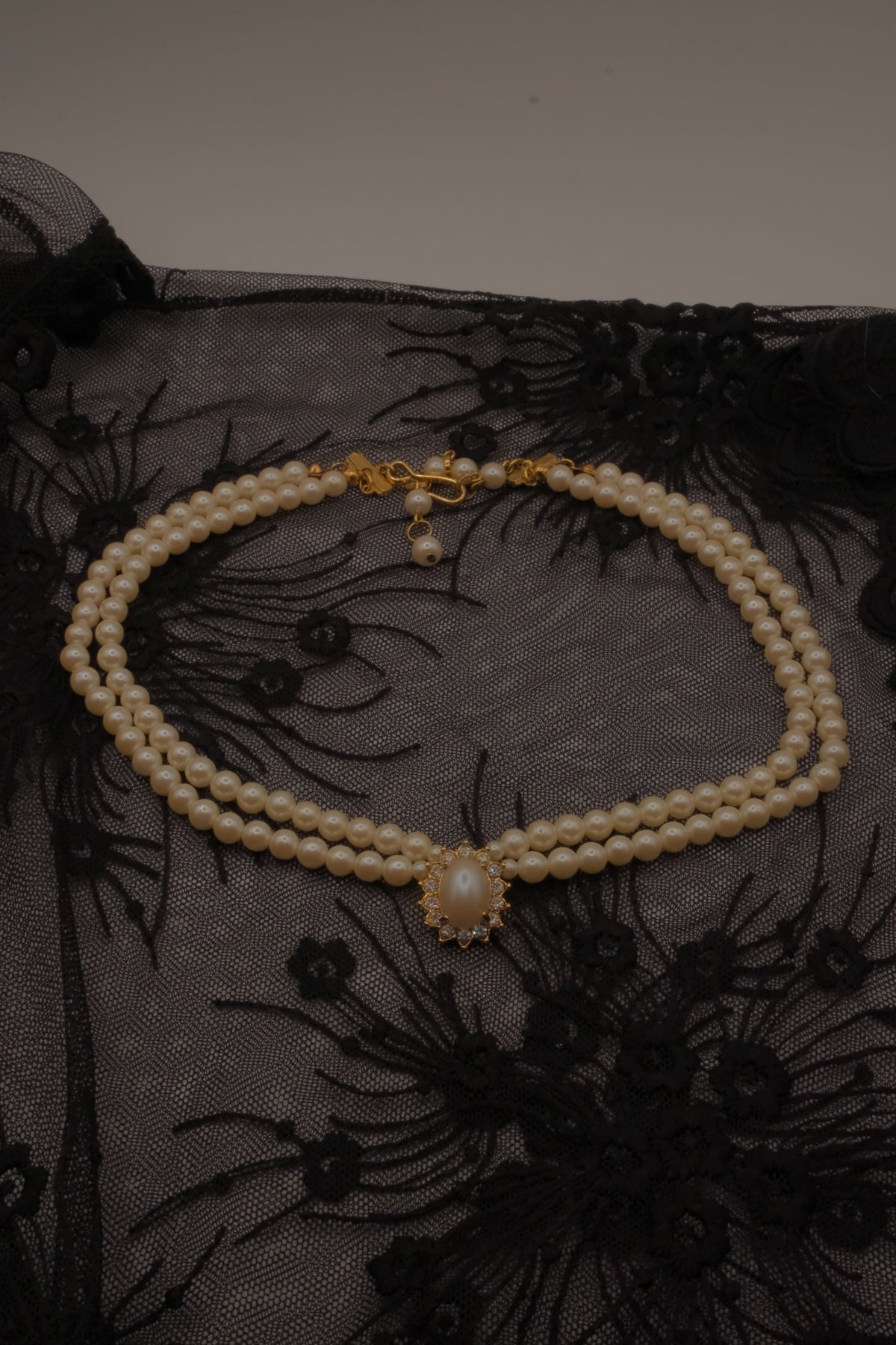 Vintage double-strand pearl necklace