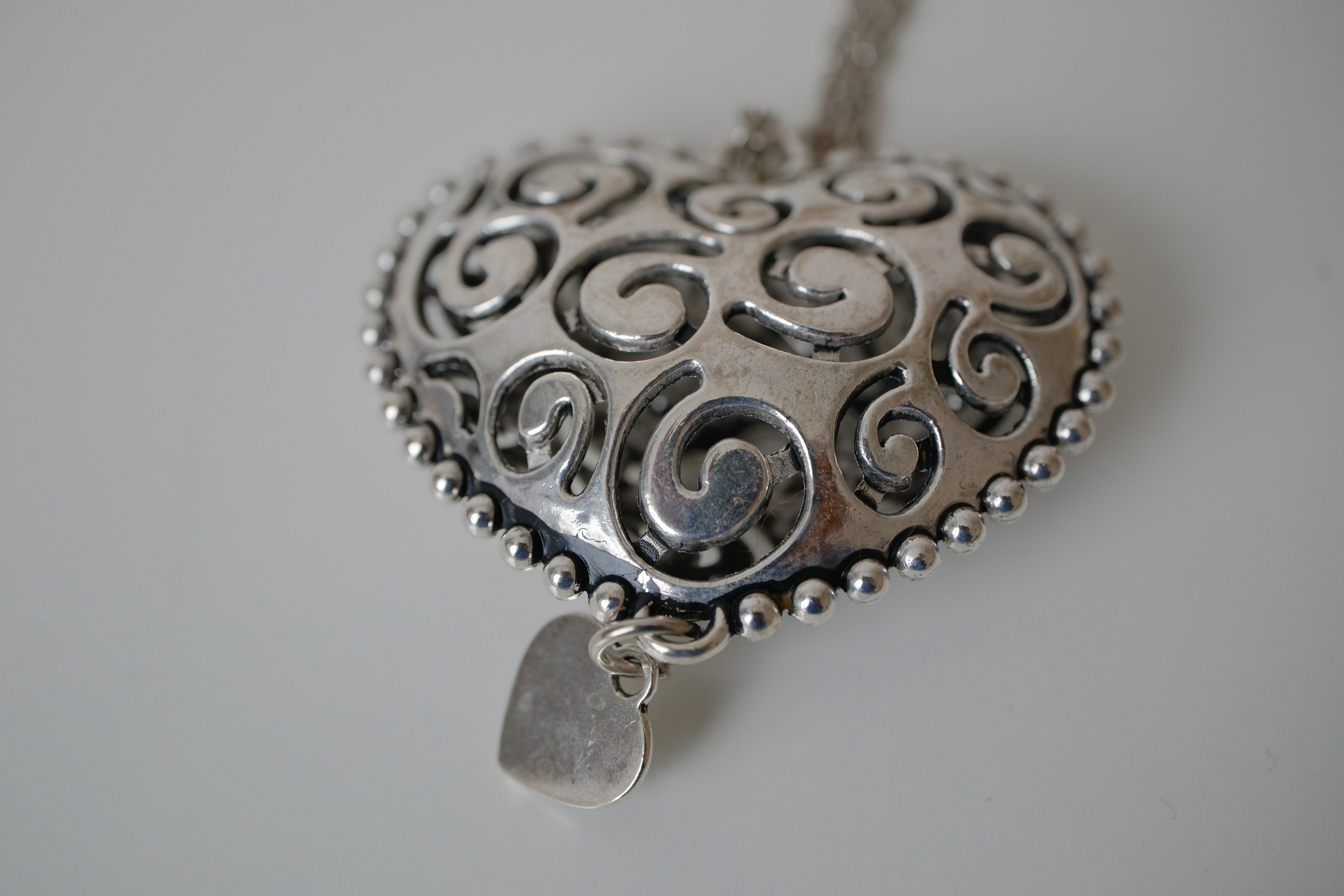 Open work filigree heart pendant necklace