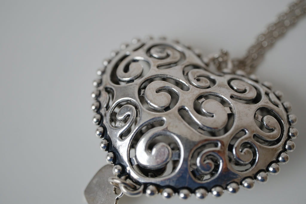 Open work filigree heart pendant necklace