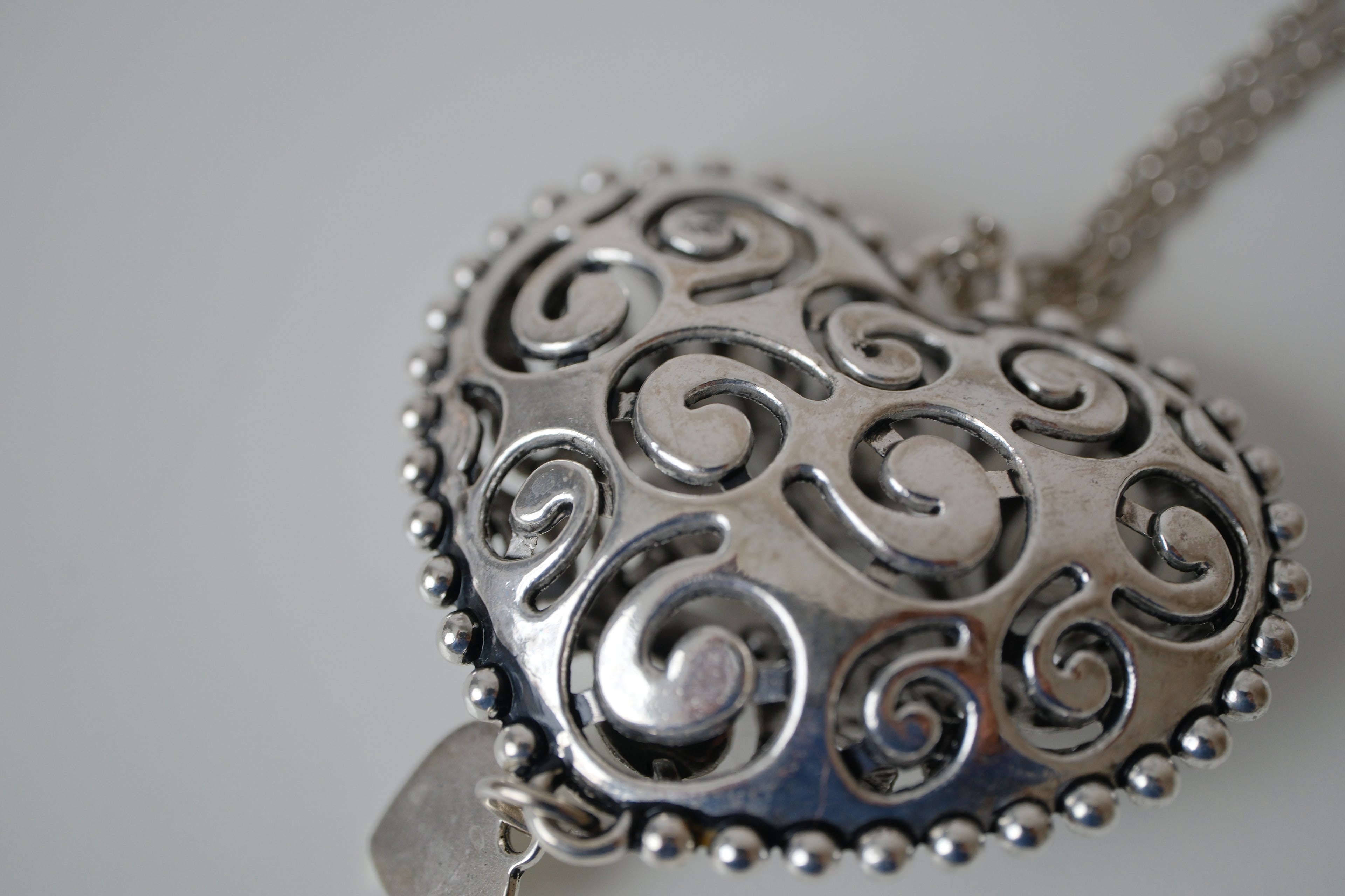 Open work filigree heart pendant necklace