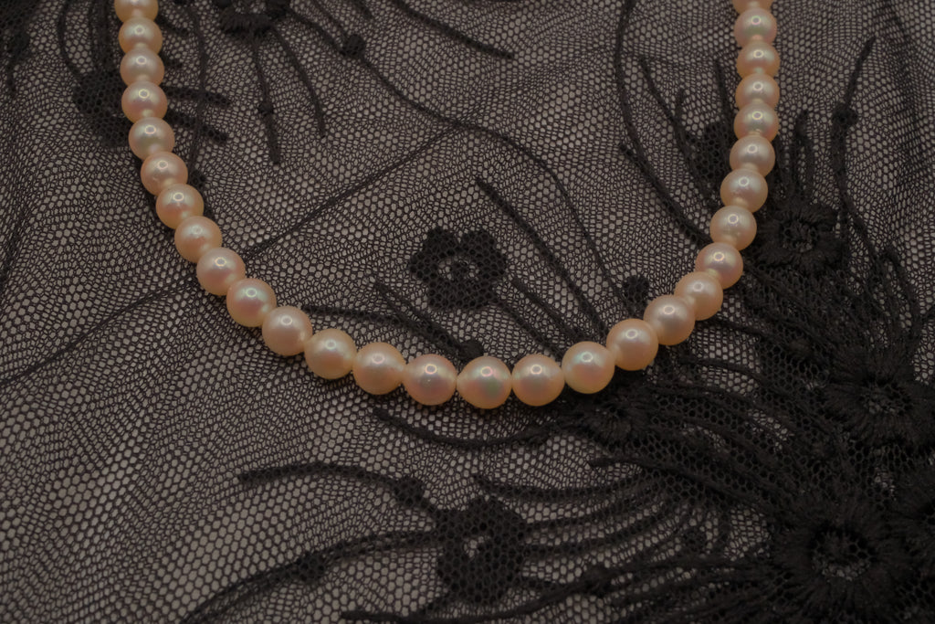 Classic single-strand freshwater pearl necklace&nbsp;
