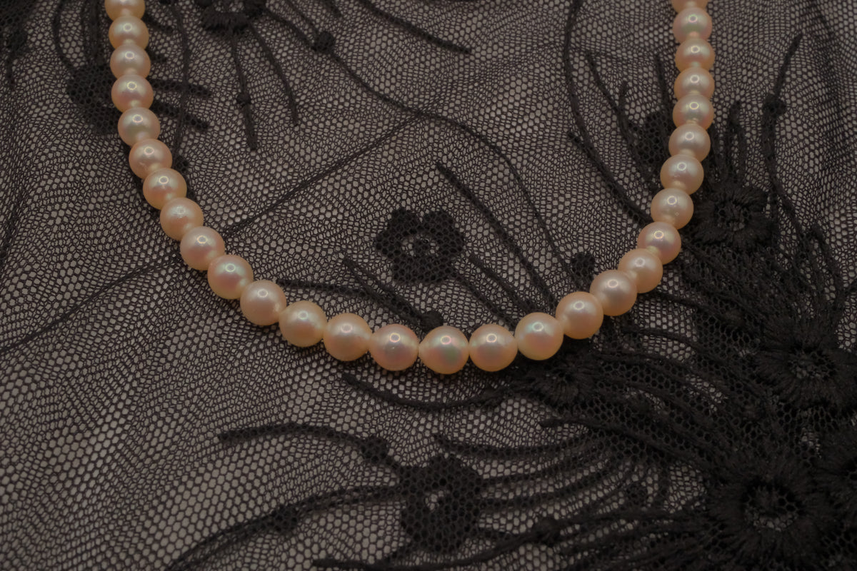 Classic single-strand freshwater pearl necklace&nbsp;