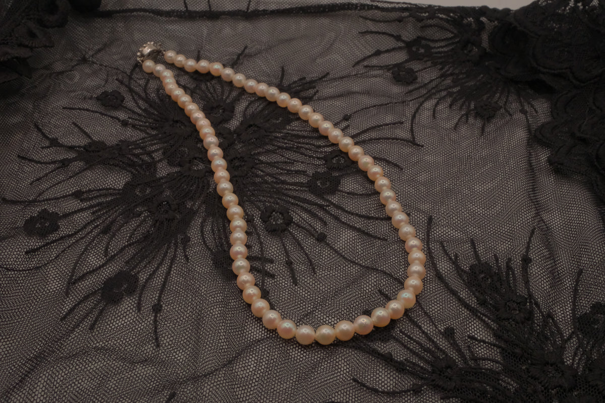 Classic single-strand freshwater pearl necklace&nbsp;