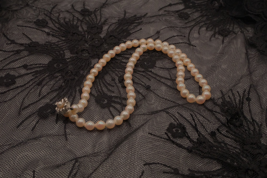 Classic single-strand freshwater pearl necklace&nbsp;