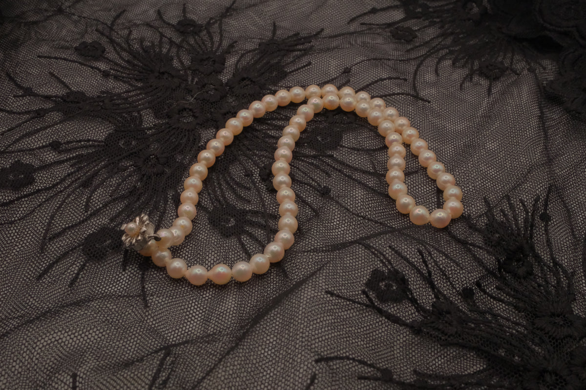 Classic single-strand freshwater pearl necklace&nbsp;
