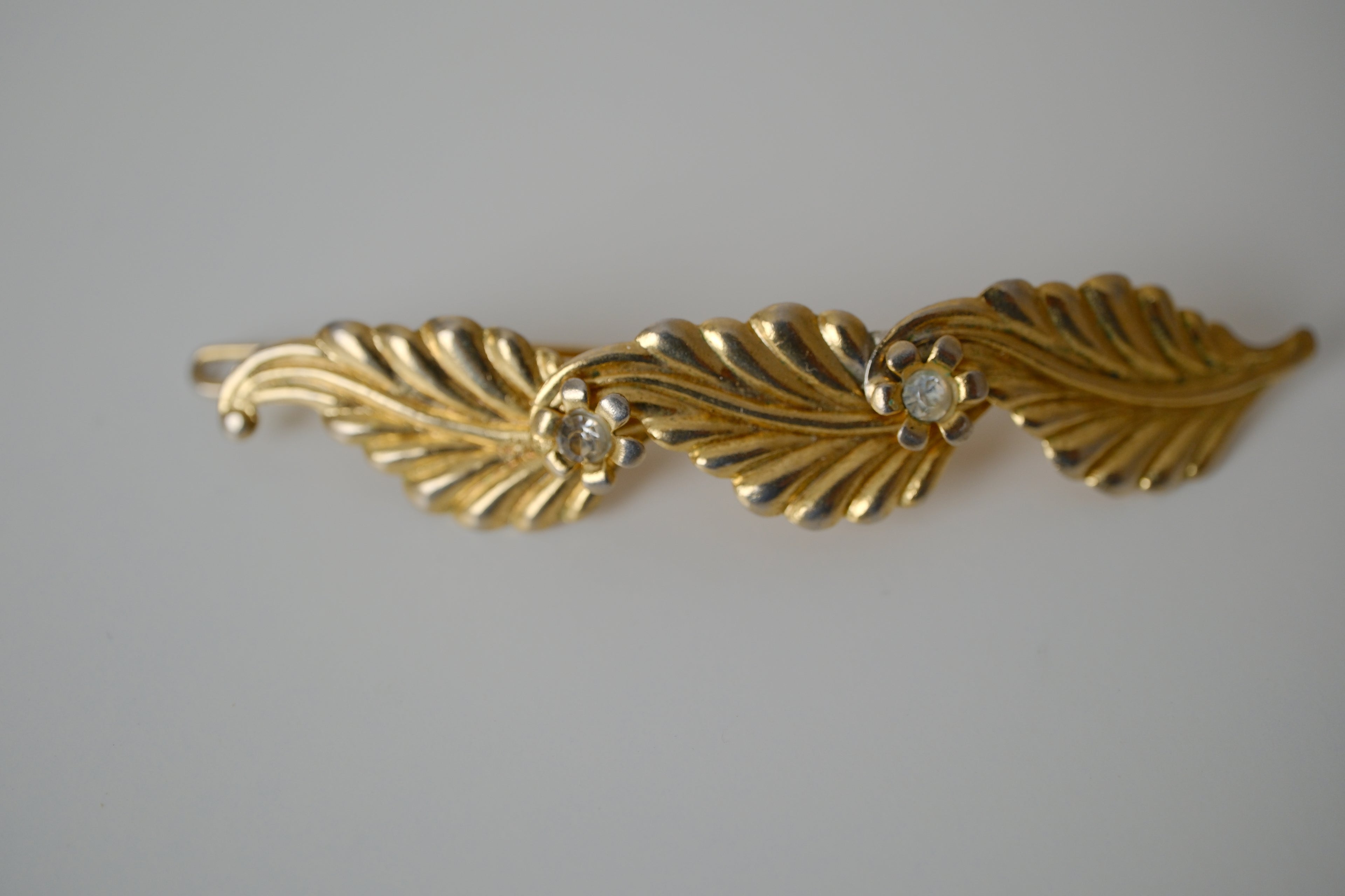 Vintage gold-tone leaf barrette or hair clip