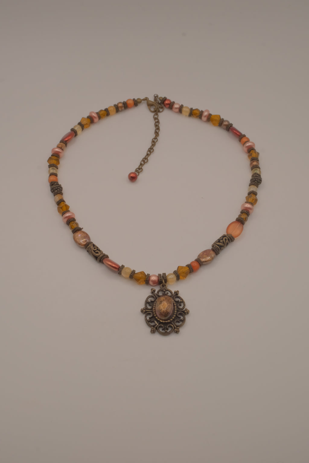 Earthy-toned beaded choker necklace&nbsp;