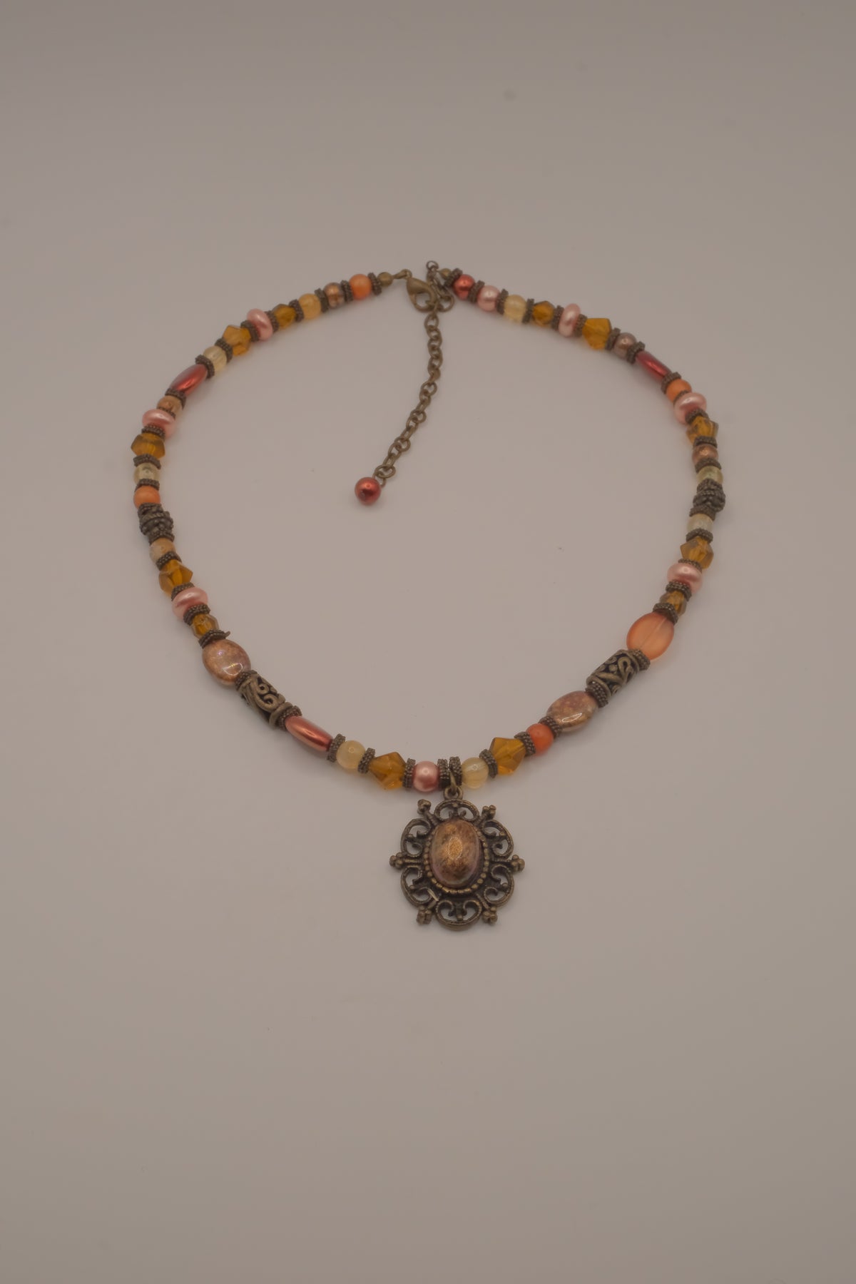 Earthy-toned beaded choker necklace&nbsp;