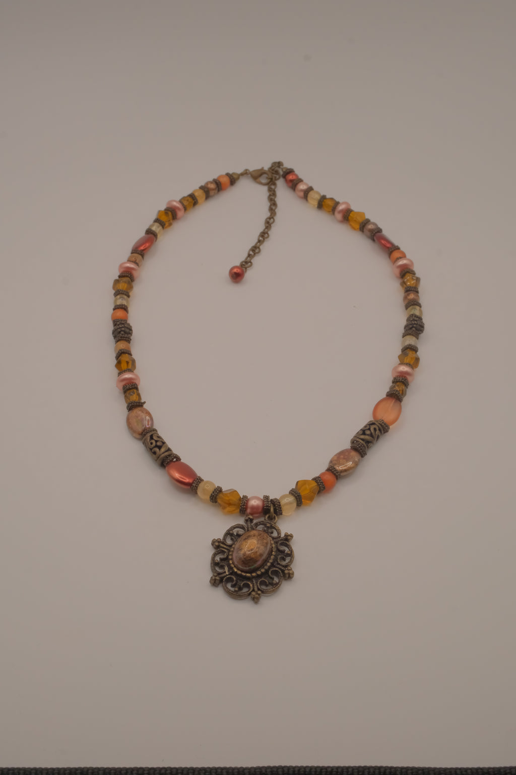 Earthy-toned beaded choker necklace&nbsp;