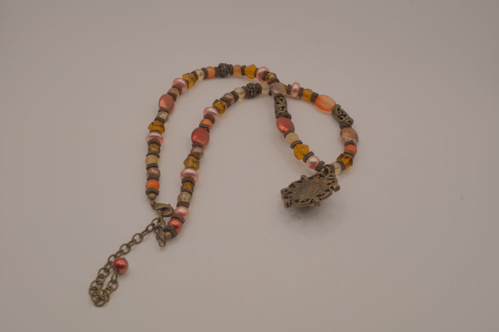 Earthy-toned beaded choker necklace&nbsp;