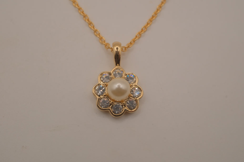 Vintage-style flower pendant necklace