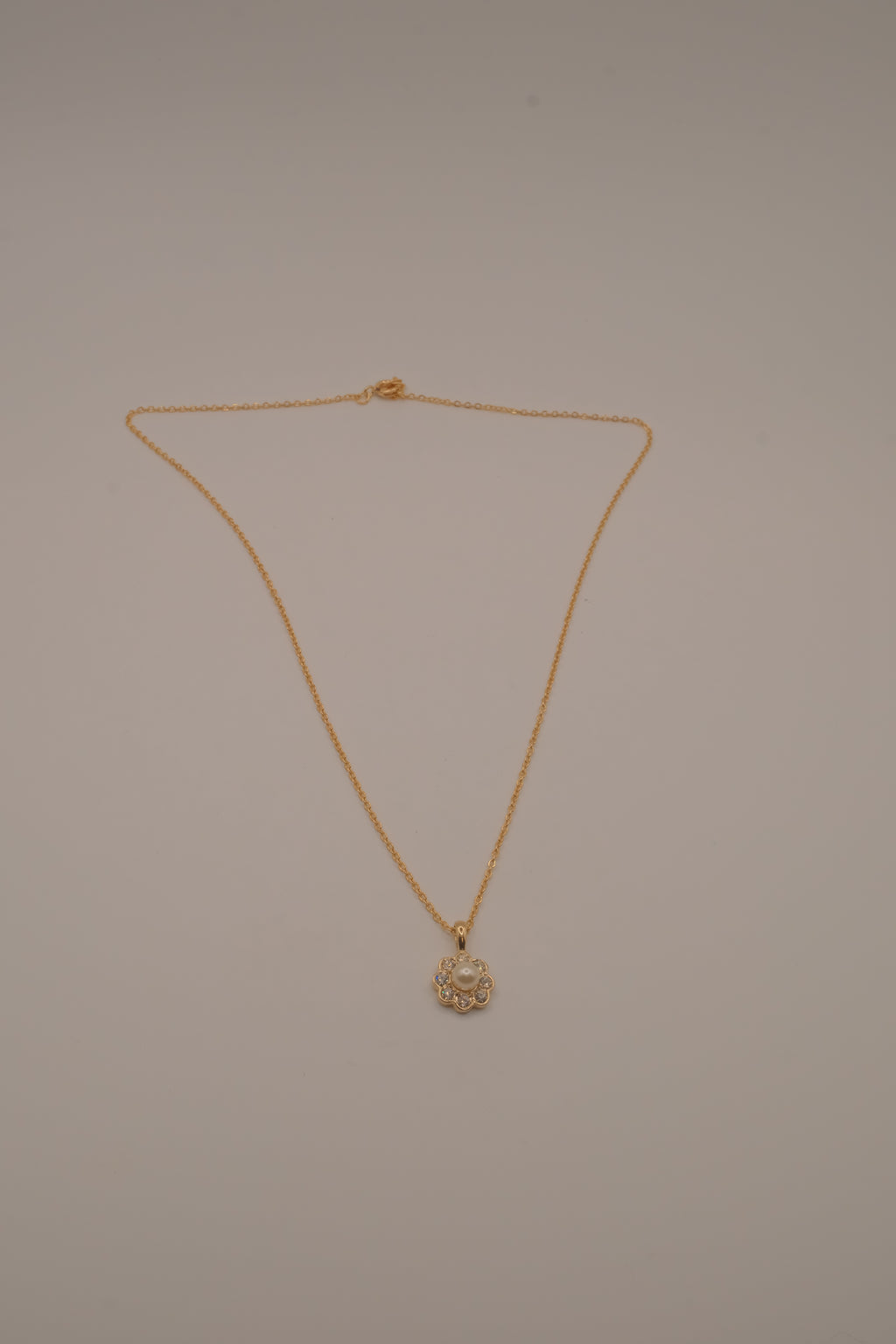 Vintage-style flower pendant necklace