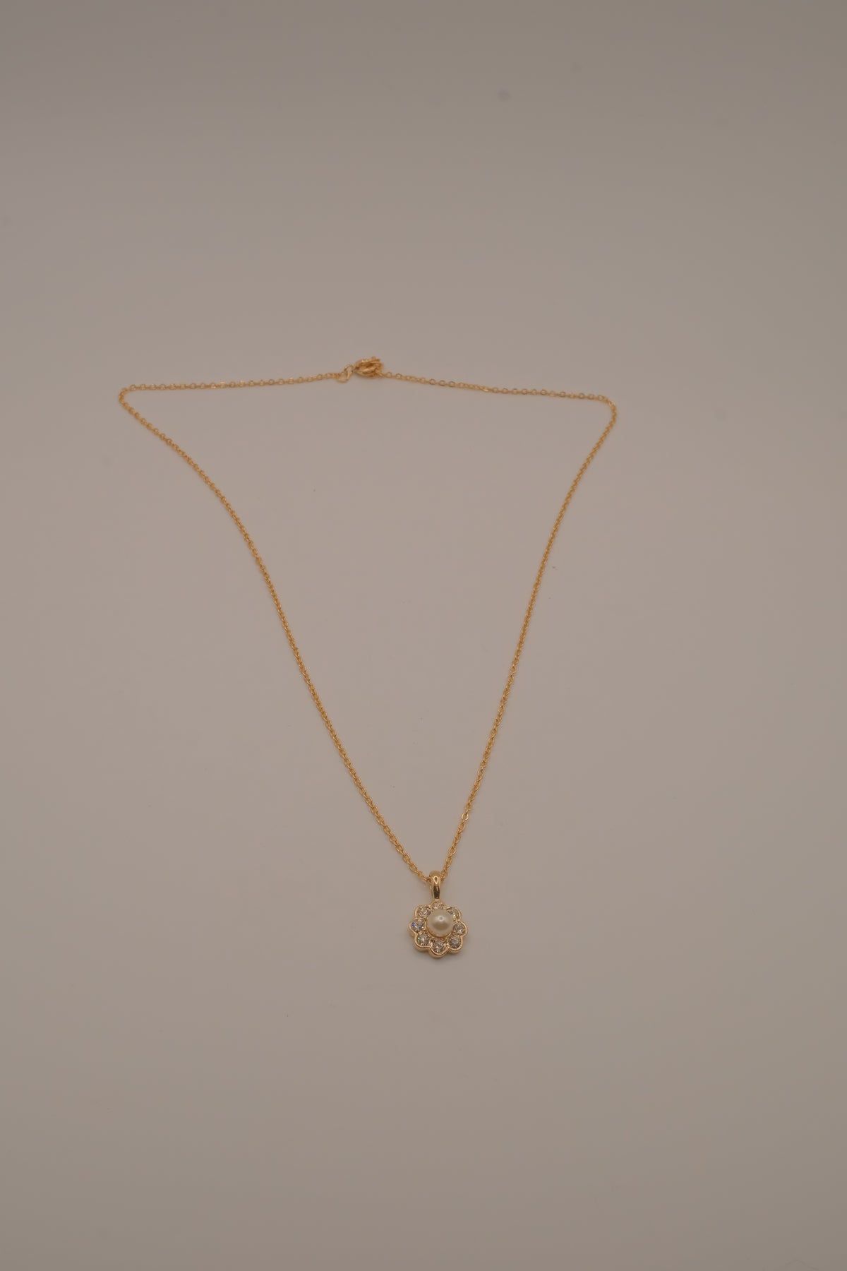 Vintage-style flower pendant necklace