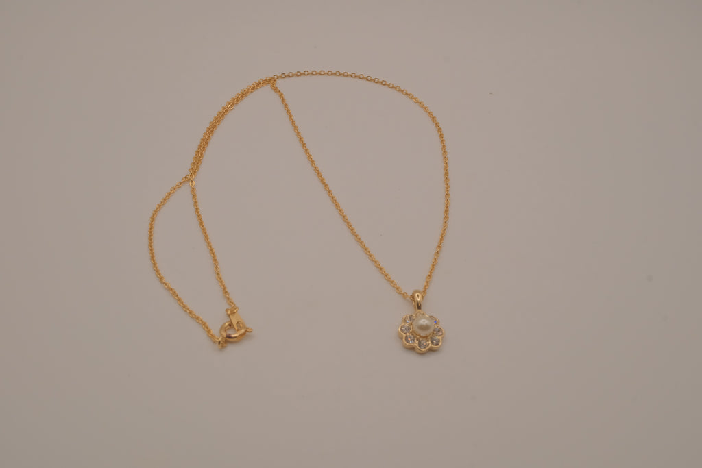 Vintage-style flower pendant necklace