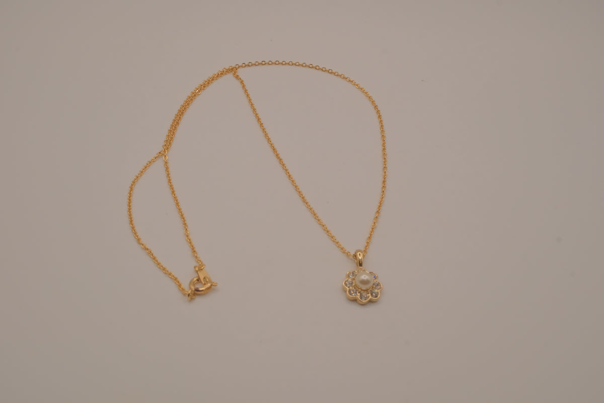Vintage-style flower pendant necklace