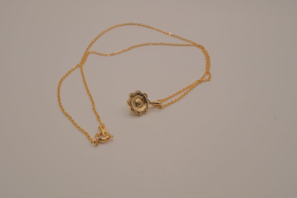 Vintage-style flower pendant necklace