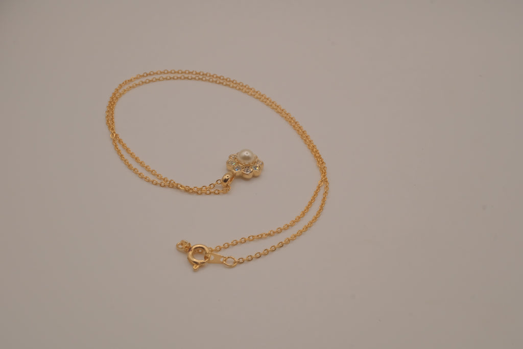 Vintage-style flower pendant necklace