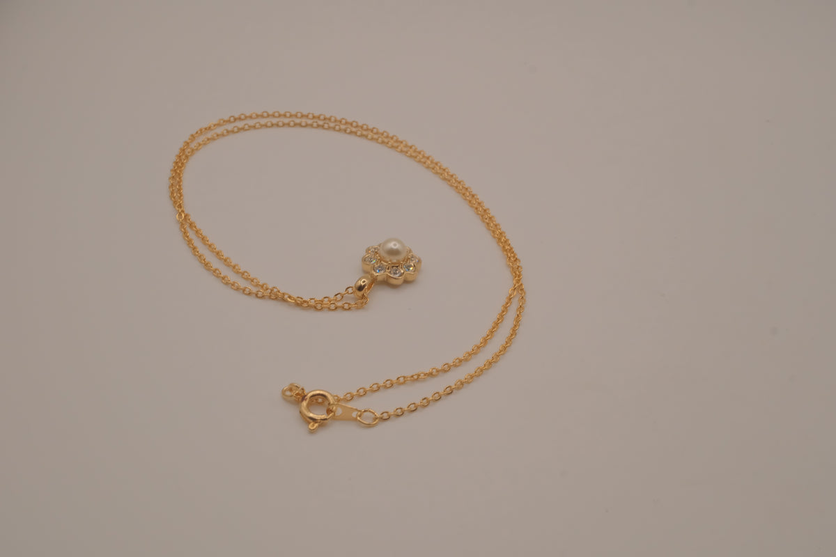 Vintage-style flower pendant necklace