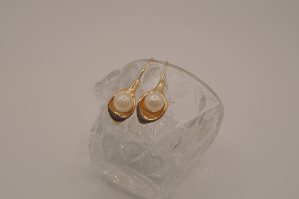 Vintage Avon calla lily faux pearl earrings