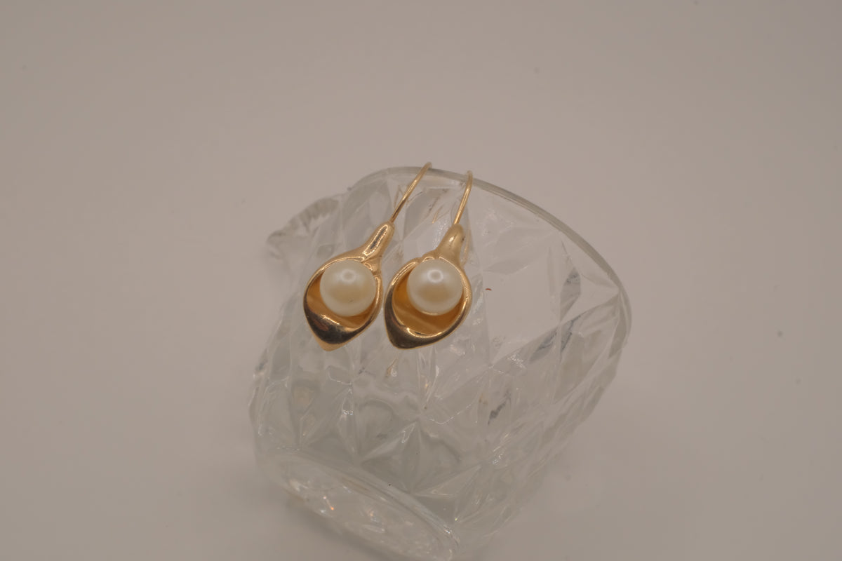 Vintage Avon calla lily faux pearl earrings