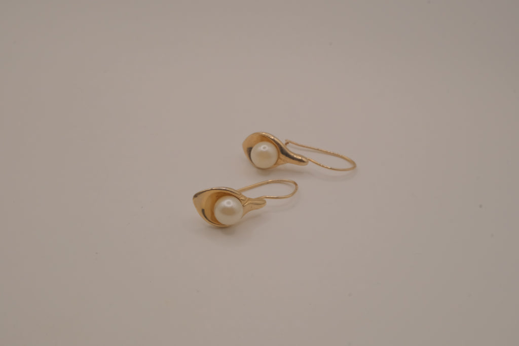 Vintage Avon calla lily faux pearl earrings