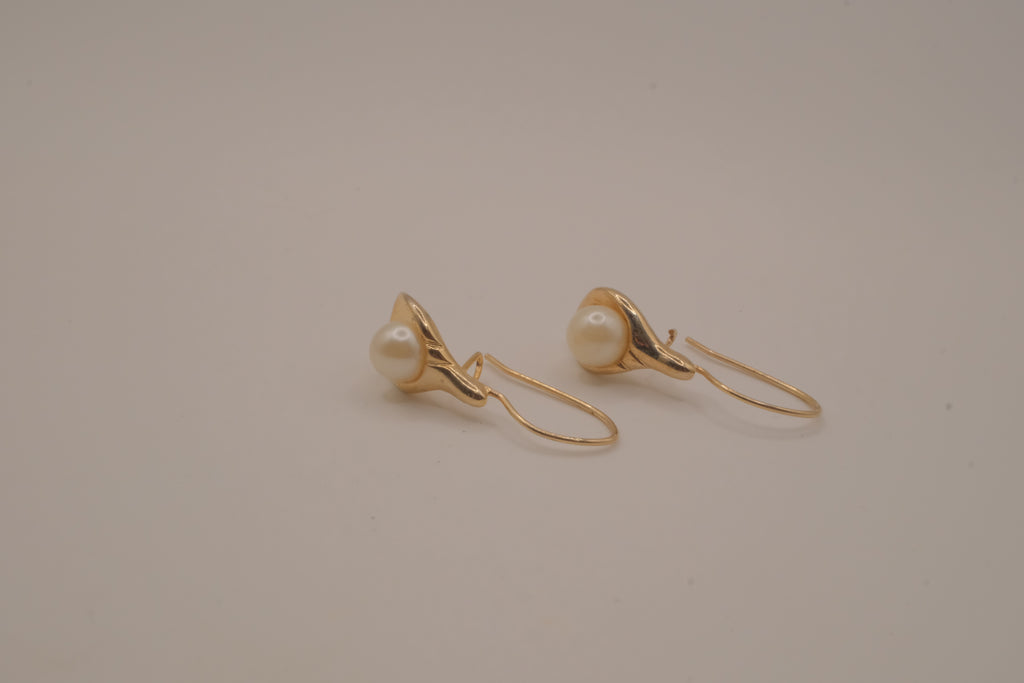 Vintage Avon calla lily faux pearl earrings