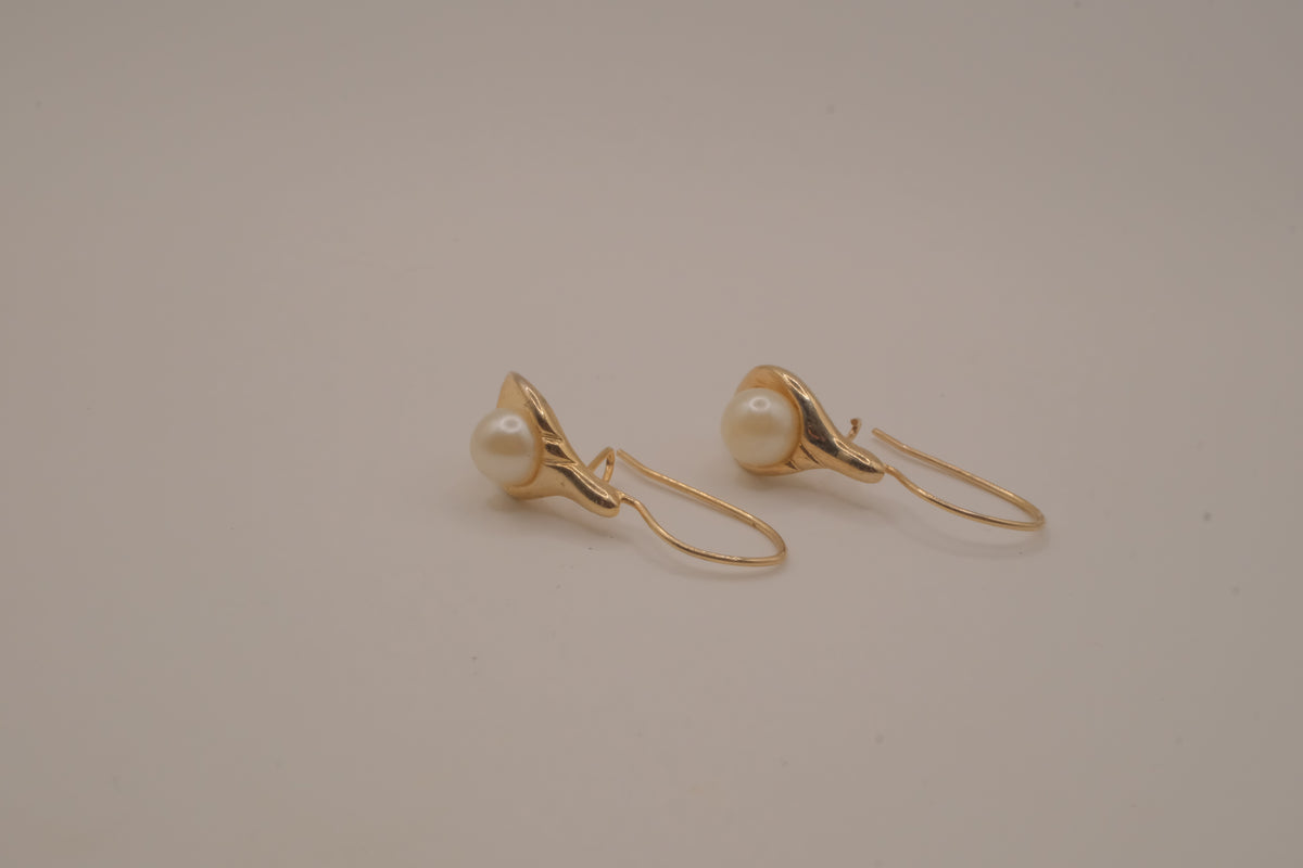 Vintage Avon calla lily faux pearl earrings