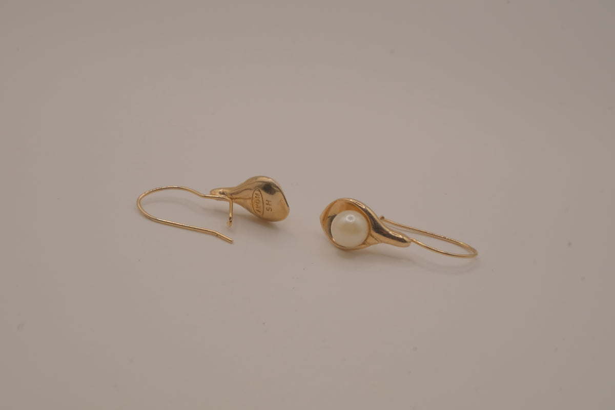 Vintage Avon calla lily faux pearl earrings