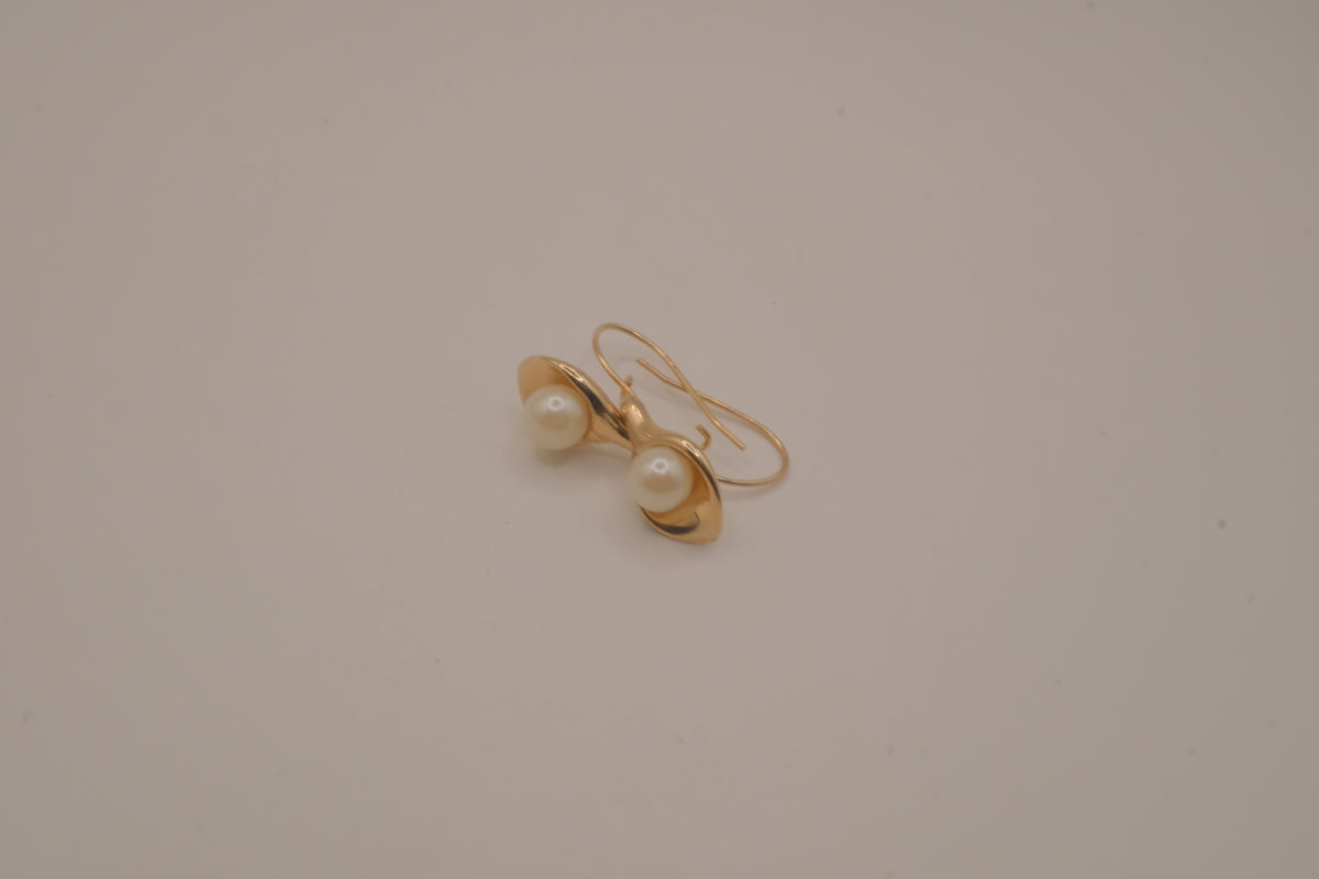 Vintage Avon calla lily faux pearl earrings