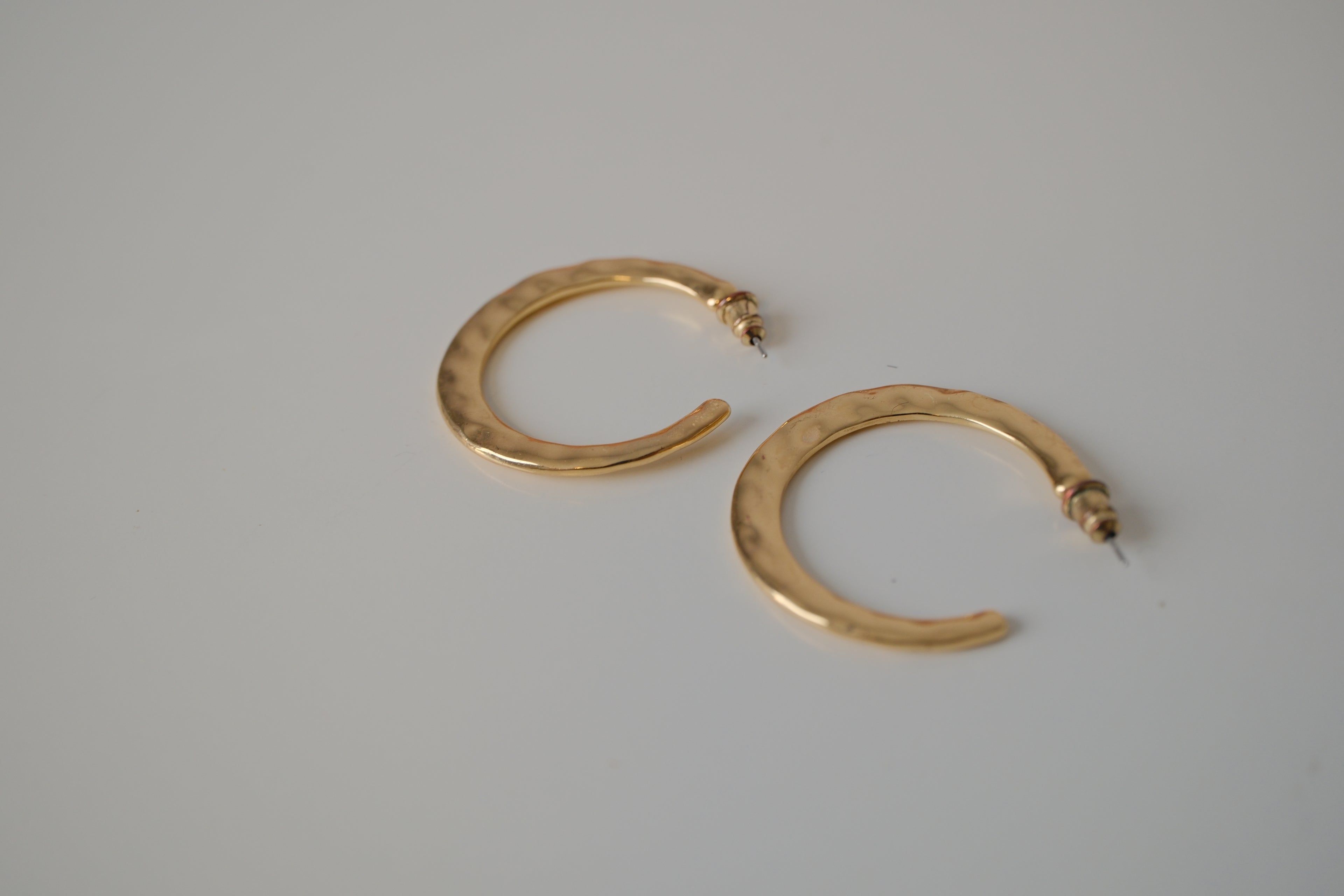 Vintage hammered gold C-hoop earrings