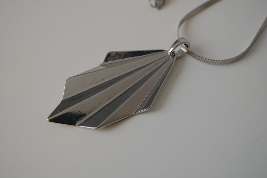 Geometric silver tone pendant necklace