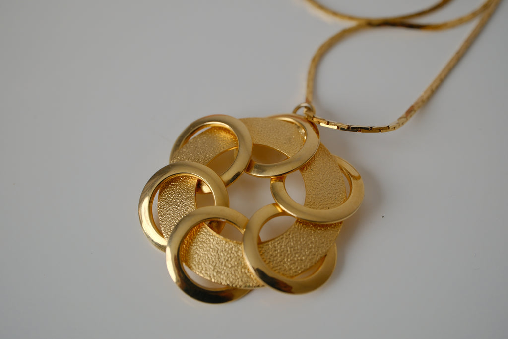 Vintage gold-tone interlocking circle pendant necklace