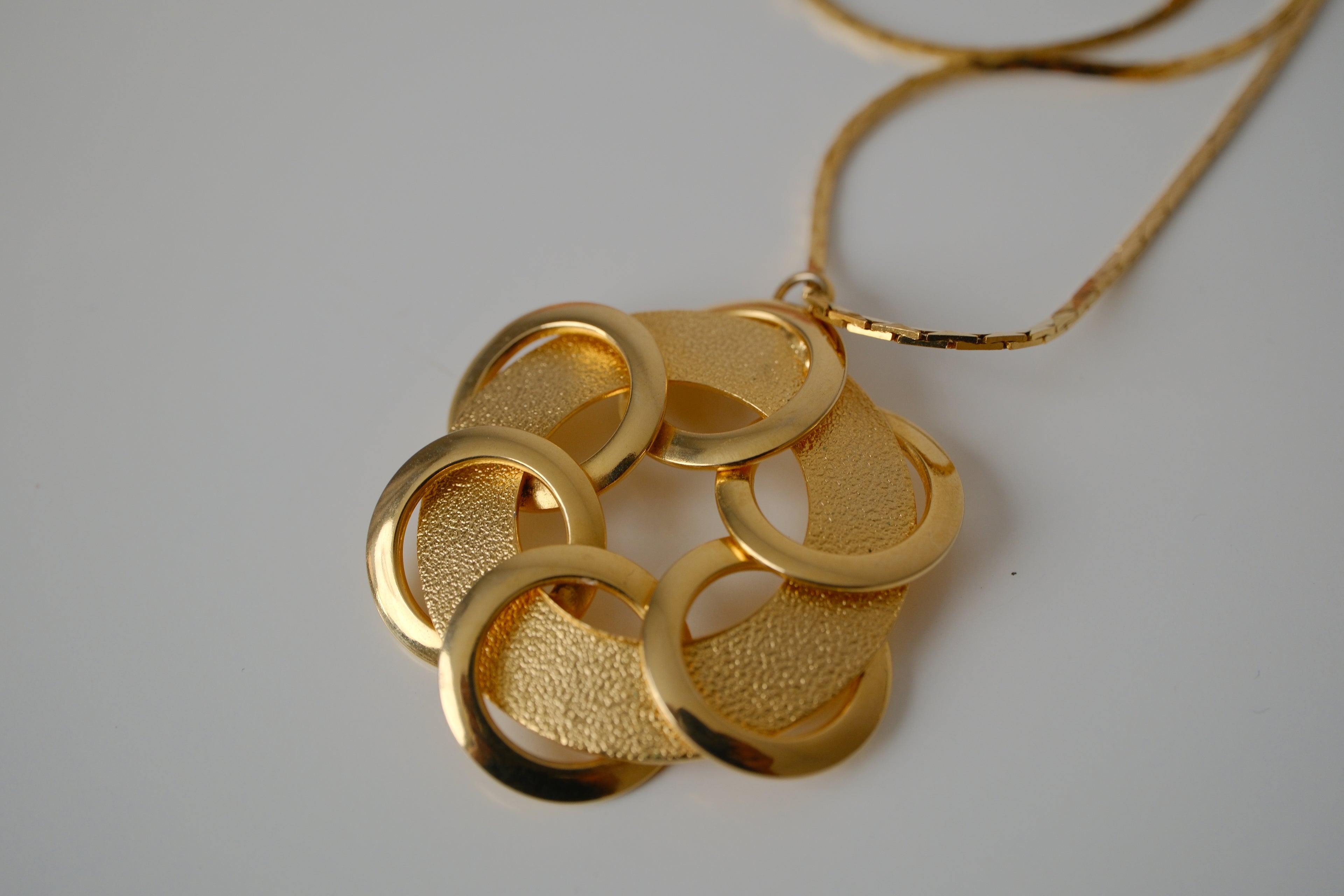 Vintage gold-tone interlocking circle pendant necklace