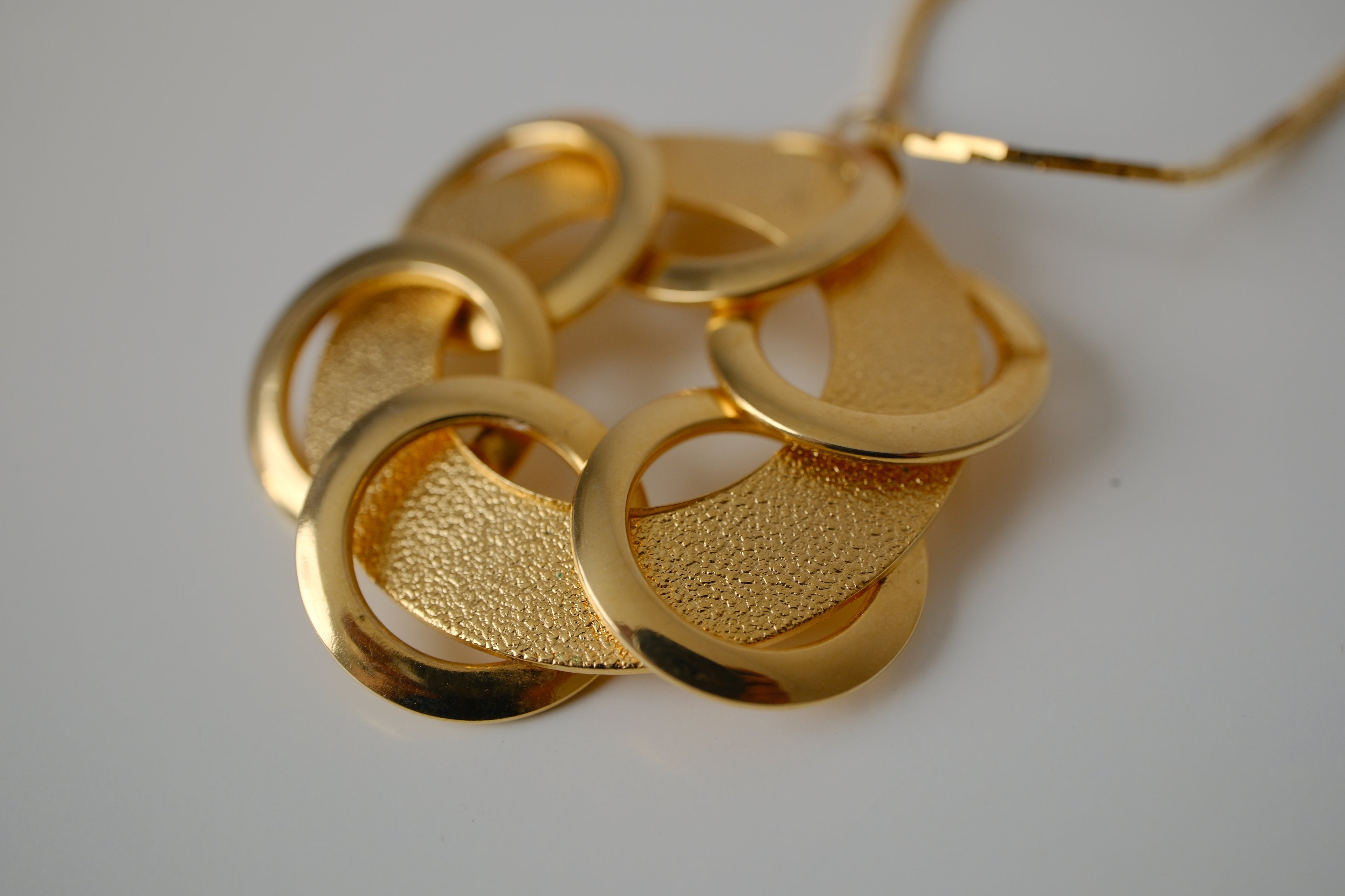 Vintage gold-tone interlocking circle pendant necklace