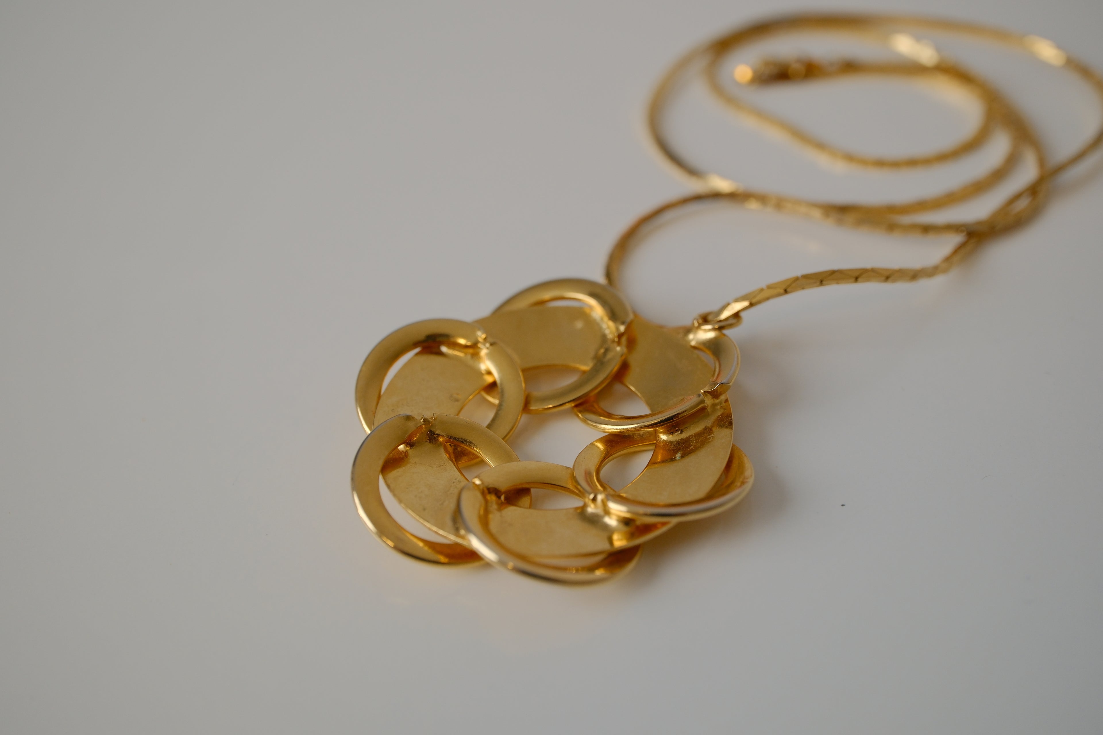 Vintage gold-tone interlocking circle pendant necklace