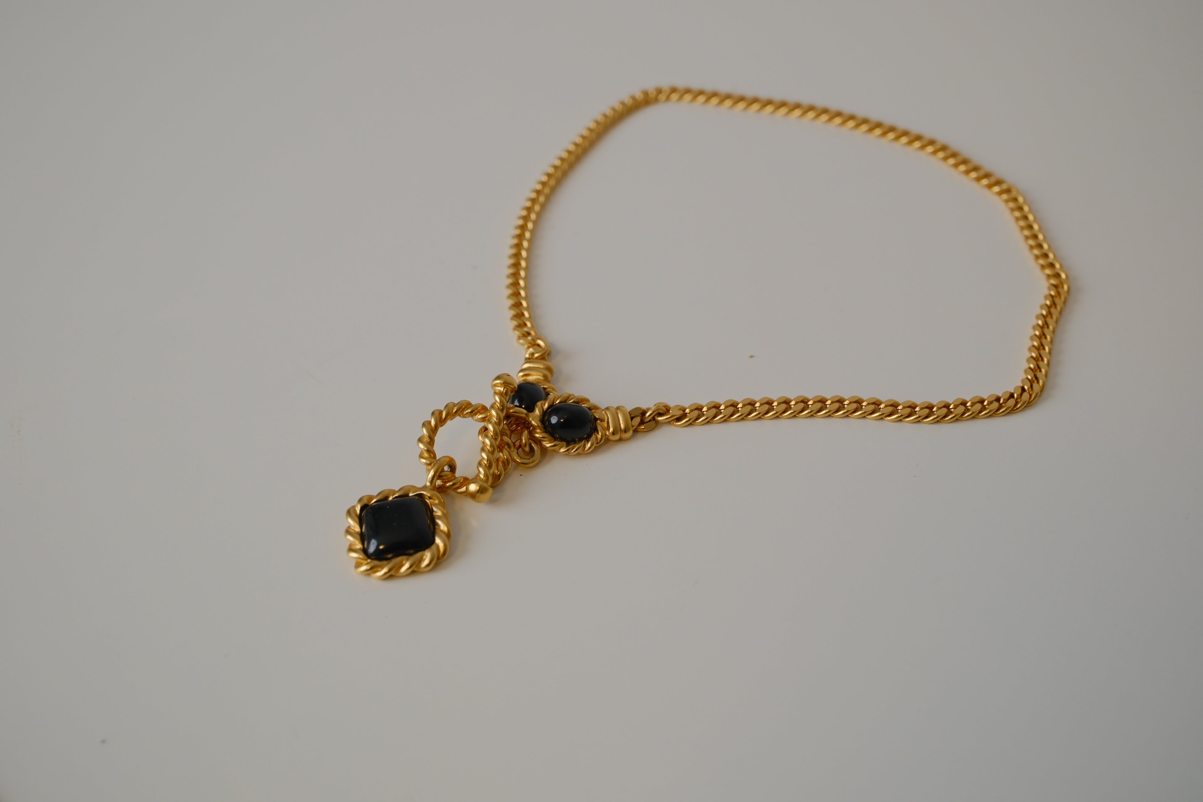 Vintage Black Cabochon stones gold-tone necklace