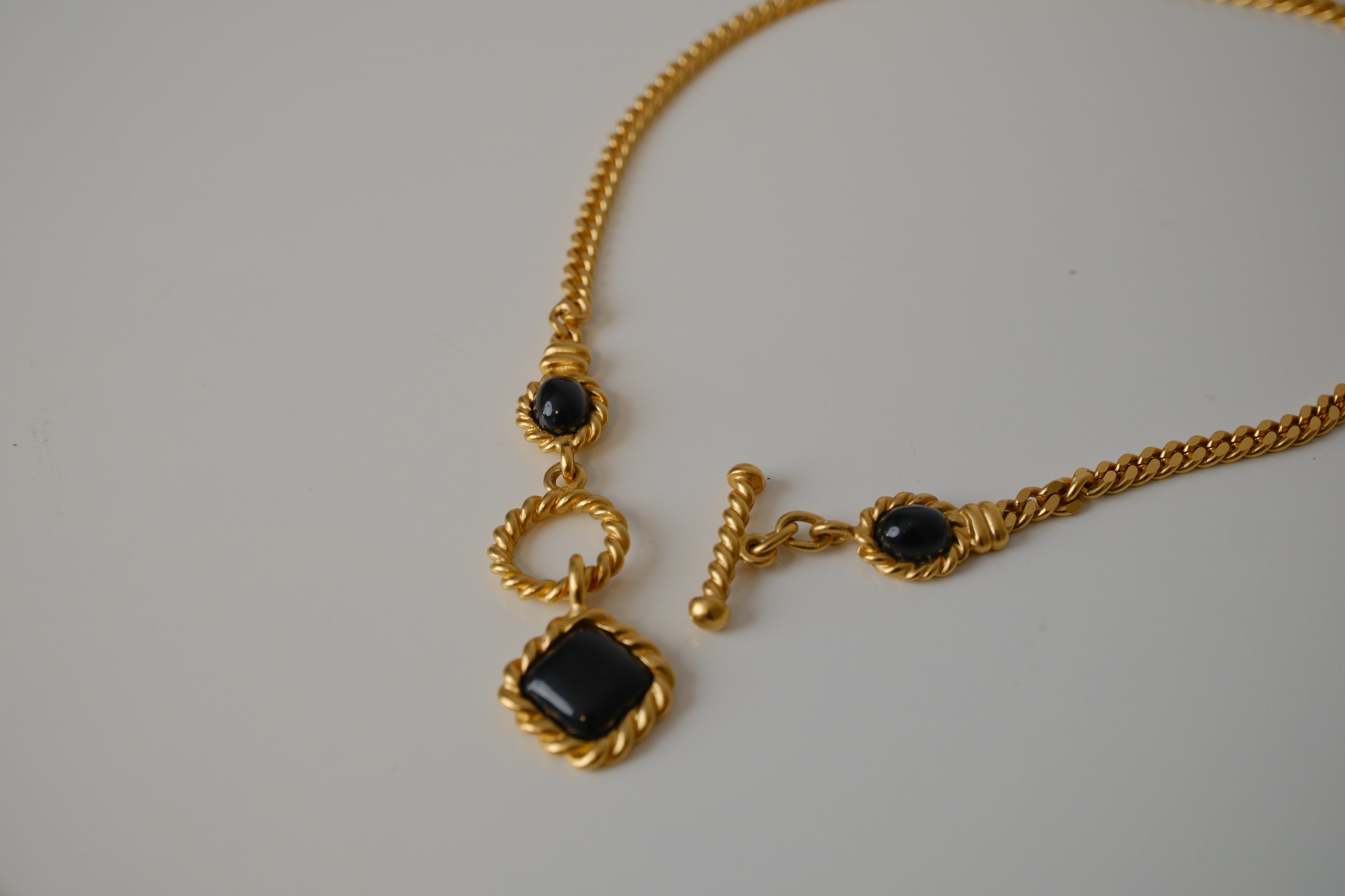 Vintage Black Cabochon stones gold-tone necklace