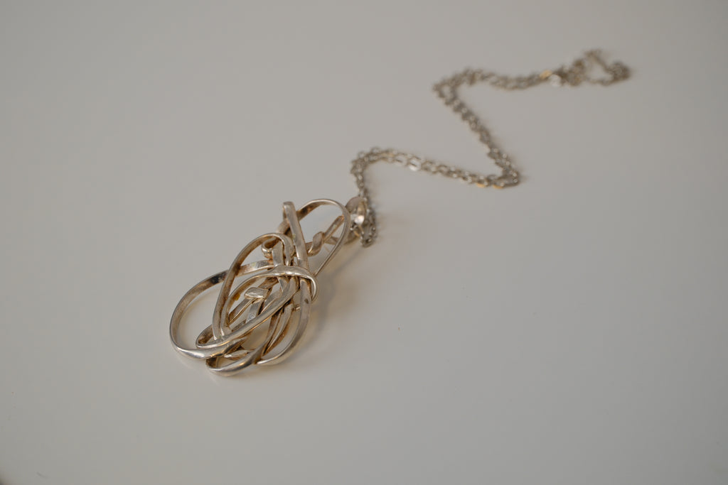 Modern intewined silver tone pendant necklace