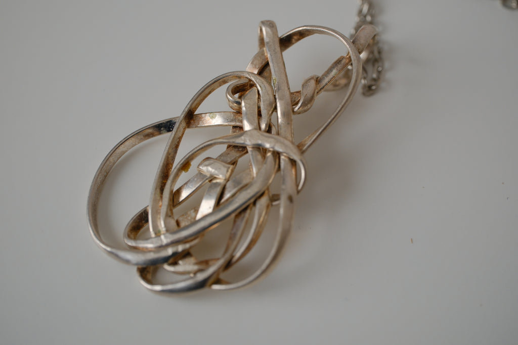 Modern intewined silver tone pendant necklace