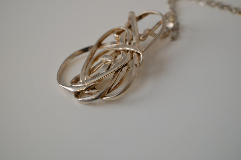 Modern intewined silver tone pendant necklace