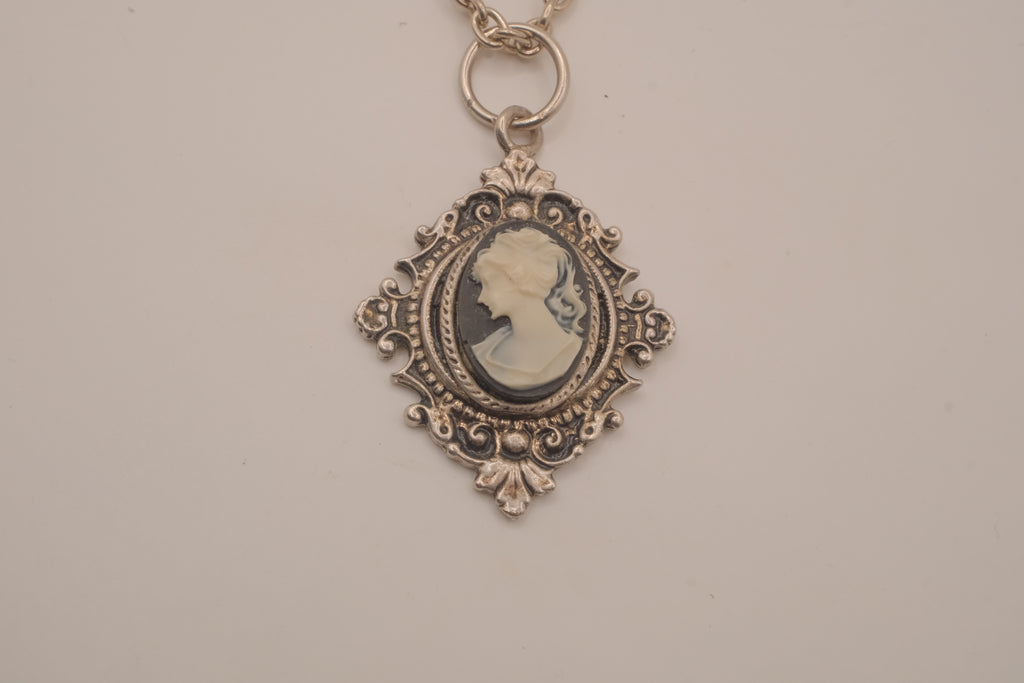 Vintage Victorian-style cameo pendant necklace
