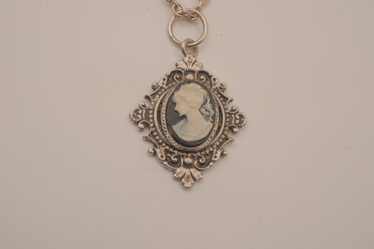 Vintage Victorian-style cameo pendant necklace