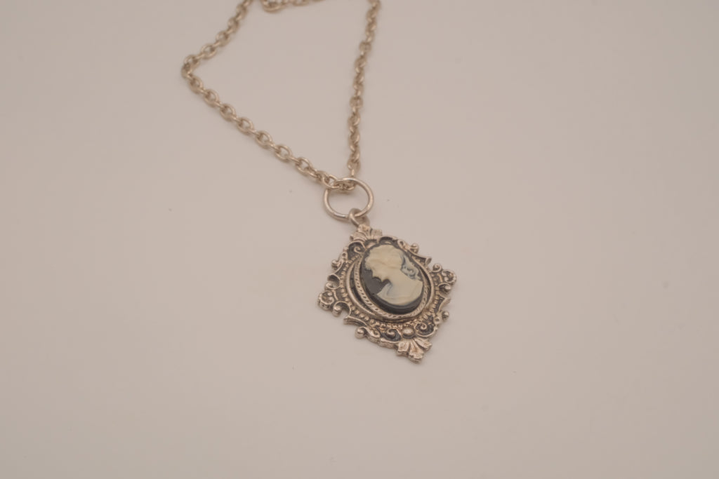 Vintage Victorian-style cameo pendant necklace
