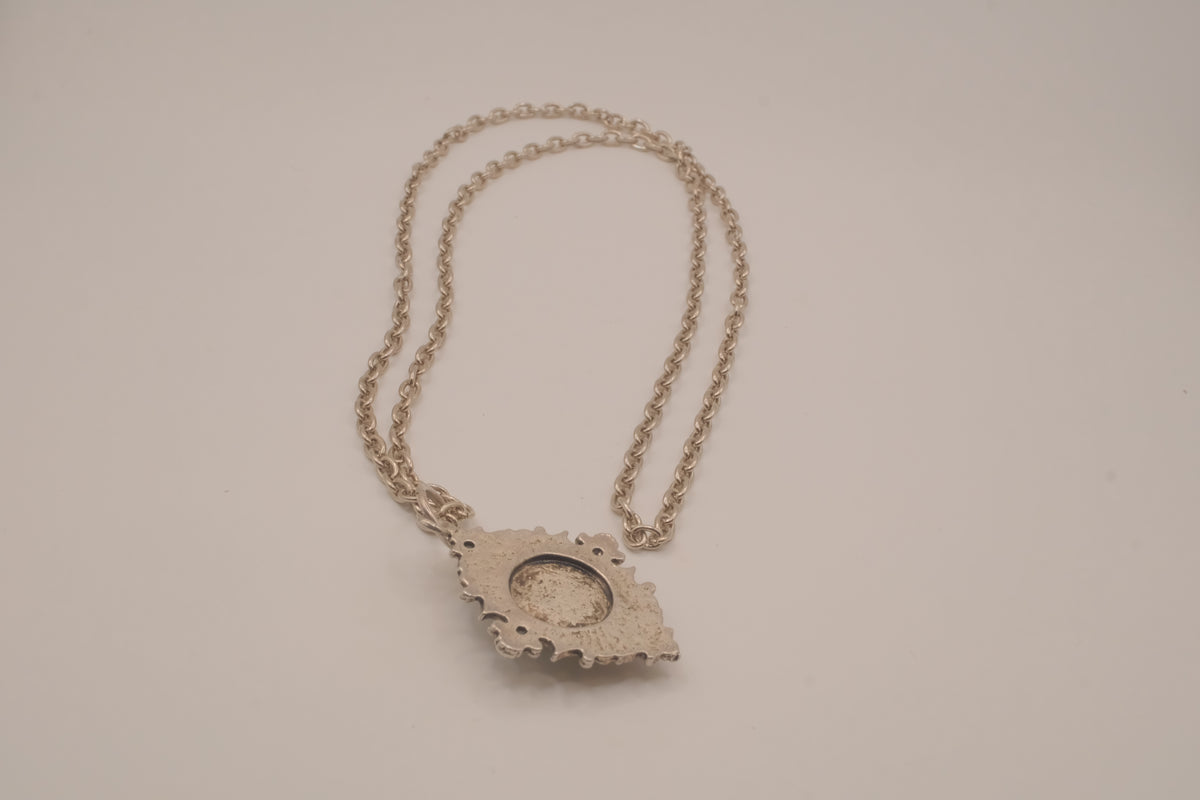 Vintage Victorian-style cameo pendant necklace