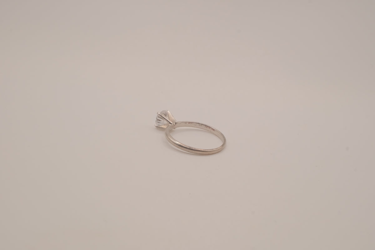 Sterling silver classic solitaire ring