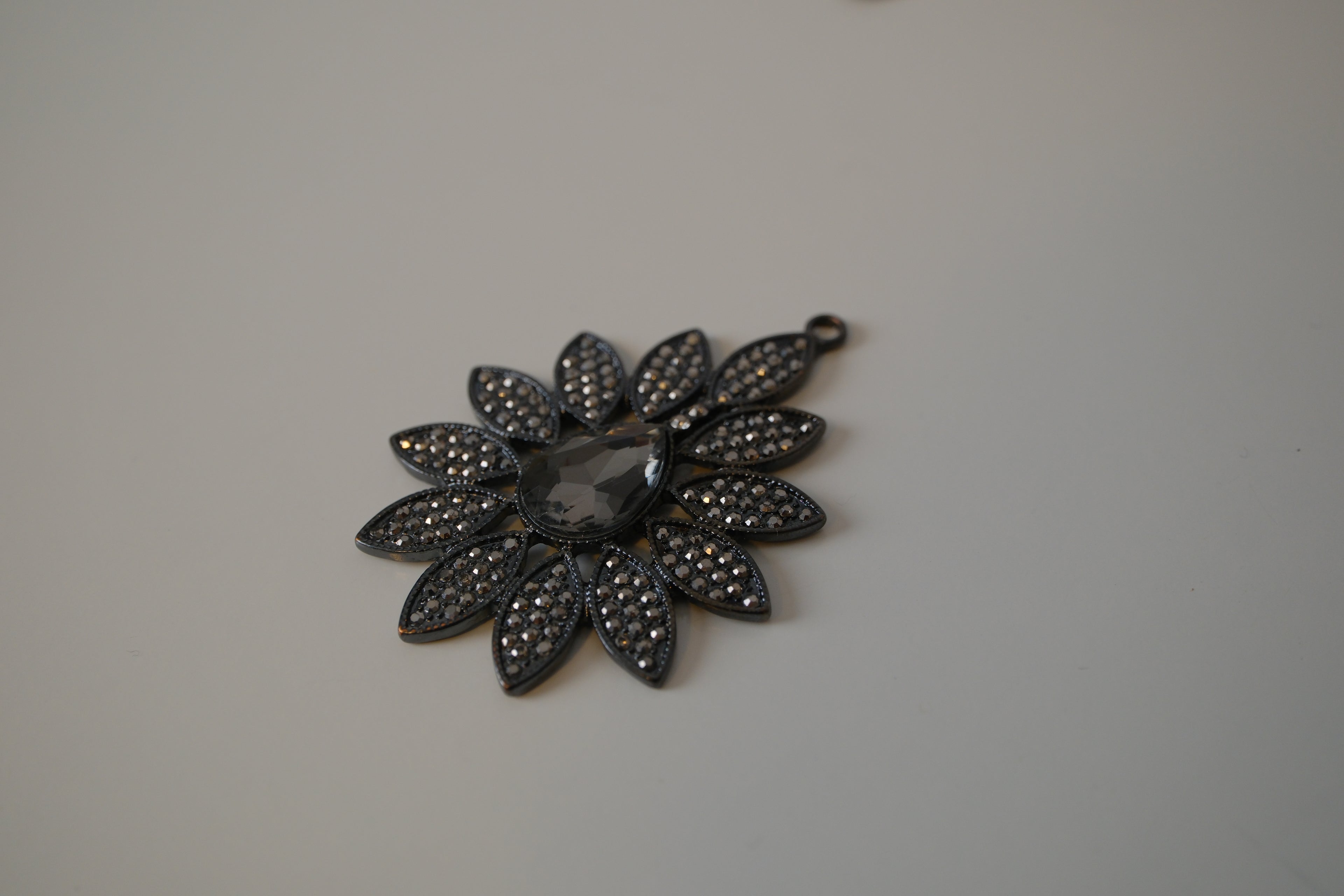 Vintage black crystal flower-design pendant