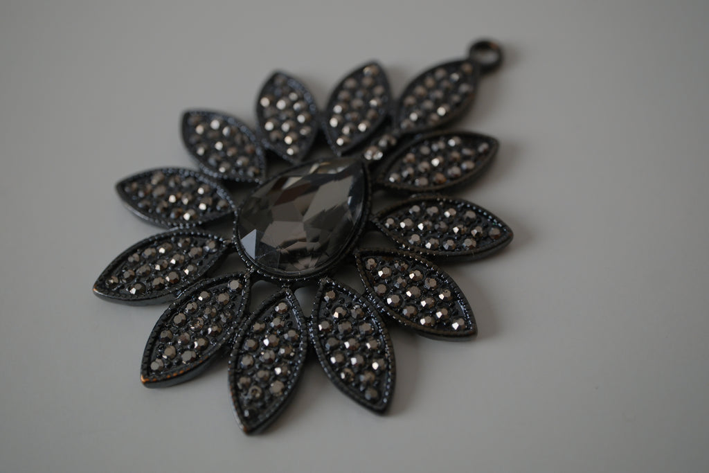 Vintage black crystal flower-design pendant