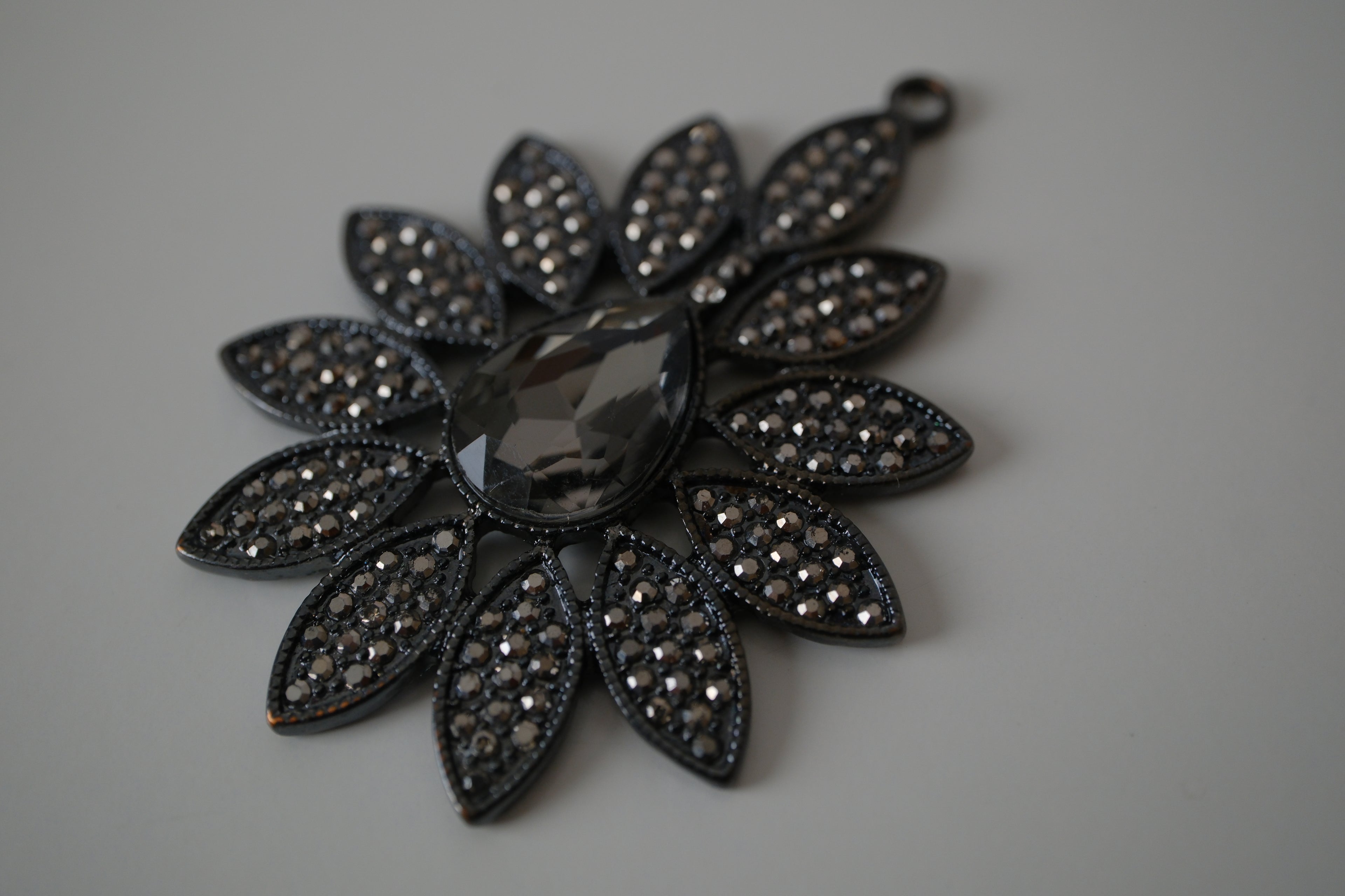 Vintage black crystal flower-design pendant